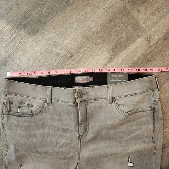 NWT Torrid Bombshell Skinny Jeans 22 Gray Distressed‎ High Rise Soft Stretch - Picture 11 of 16